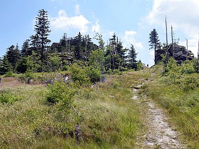 Der felsige Gipfelaufbau des Hochstein wird sichtbar