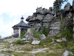 Hinter dem kleineren Felsen befindet sich die 
Johann-Nepomuk-Neumann-Gedenkkapelle
