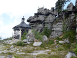 Hinter dem kleineren Felsen befindet sich die 
Johann-Nepomuk-Neumann-Gedenkkapelle