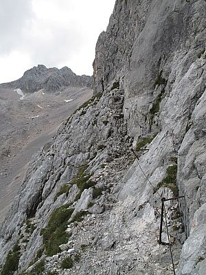 ...entlang einiger Drahtseilsicherungen...