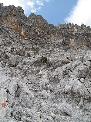 Über Trittbügel gelangt man zur Drahtseilsicherung