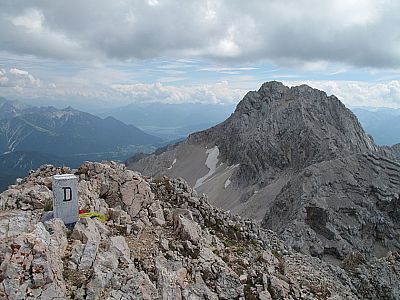 ...und Grenzstein auf der Westlichen Dreitorspitze