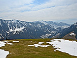 Im Hintergrund spitzt der Wilde Kaiser hervor