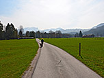 Zuerst geht es gemütlich über eine Teerstraße