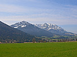 Blick zum Zahmen Kaiser, im Vordergrund der Heuberg