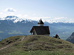 Links von der Kapelle zeigt sich das Kellerjoch