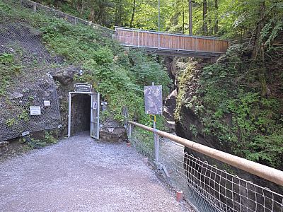 Durch das kleine Türl gelangen wir in die Klamm