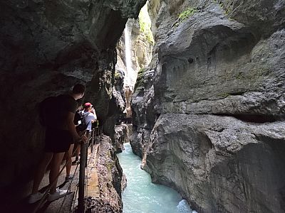 ... durch die Klamm.