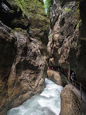 ...macht eine Unterhaltung...