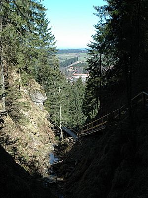 zu dessen Ursprung hinauf.