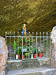 ...erreichen wir eine Grotte mit einer Marienfigur
