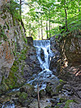 Am oberen Ende des Wasserfalls
