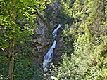 Nach wenigen Minuten kommen wir zu einem rauschenden Wasserfall