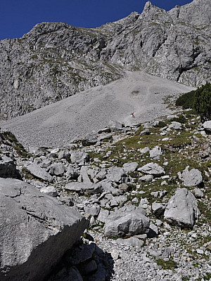 Schotterfeld am Einstieg des Steiges