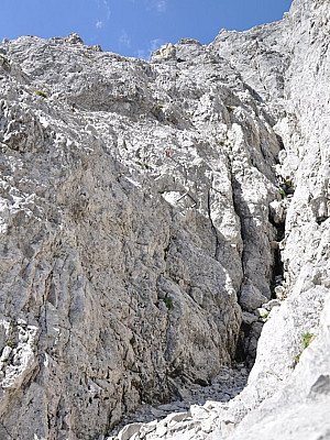 Am Ende der Rinne eine kurze Seilsicherung