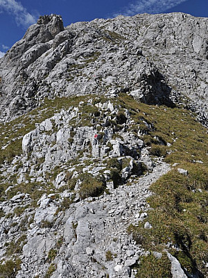 Weiter durch Schrofengelände...