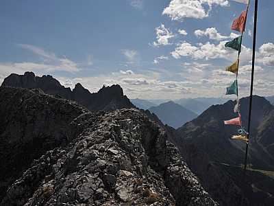 Gebetsfahnen am Kreuz