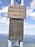 Gedenktafeln am Gipfelkreuz