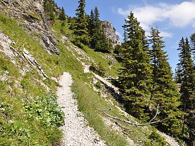 Wir queren unter den Felsen zur Scharte
