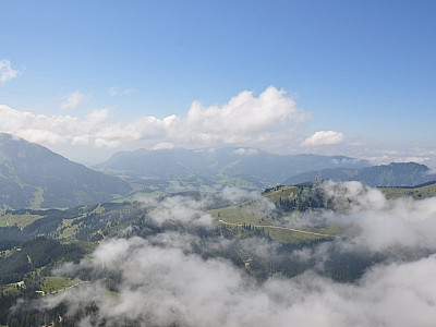 Links der Kühgundkopf (1907 m)