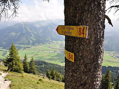 Hier Links für den nordseitigen Abstieg