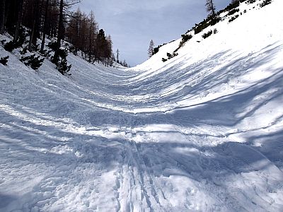 Durch eine steile Rinne steigen wir auf zum Sulzenhals