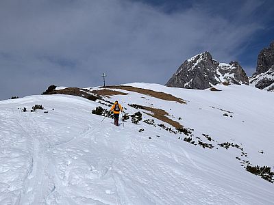 Das Gipfelkreuz der Eiskarlschneid  ist in Sicht