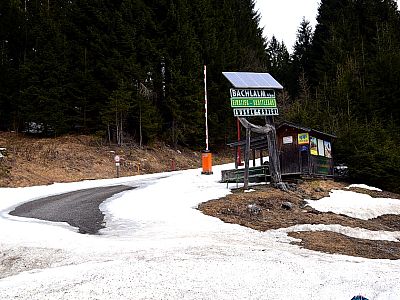 ... und starten unsere Tour auf dem gegenüberliegenden Wirtschaftsweg
