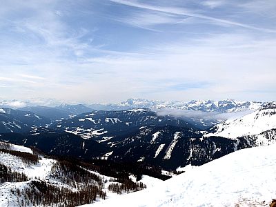 Im Westen zeigt sich im Dunst das Tennengebirge