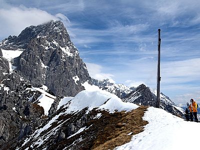 Das Gipfelkreuz der Eiskarlschneid mit dem Torstein  im Hintergrund