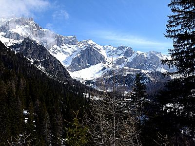 Schon bald zeigen sich die imposanten Südwände des Dachsteingebirges