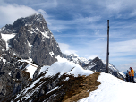 Das Gipfelkreuz der Eiskarlschneid mit dem Torstein  im Hintergrund