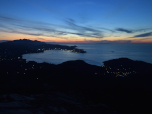 Die ersten Lichter gehen in Portoferraio an und wir zücken die Taschenlampen für den Abstieg