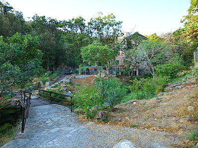 Vom Parkplatz ist man nach wenigen Schritten an der Talstation des Korblifts
