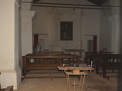 Durch ein kleines Fenster können wir in den Innenraum der kleinen Kirche blicken