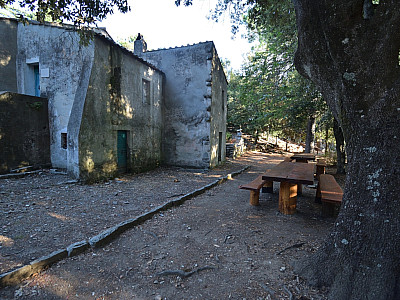 Brotzeittische laden zu einer kleinen Rast ein