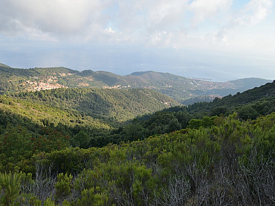 Links in der Sonne Marciana, rechts am Meer Marciana Marina