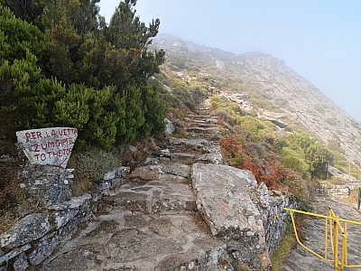 Über die felsigen Stufen steigen wir zum Gipfel auf