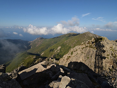 Der Ausblick am Grat entlang Richtung Promonte