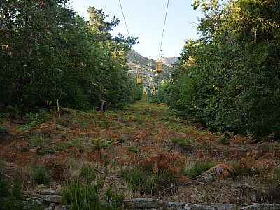 Wir passieren die Seilbahntrasse und ... 