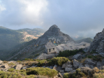 Der Blick zurück auf die Gipfelstation und den Monte Corto