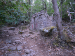 An der kleinen Ruine treffen wir auf den Hauptweg