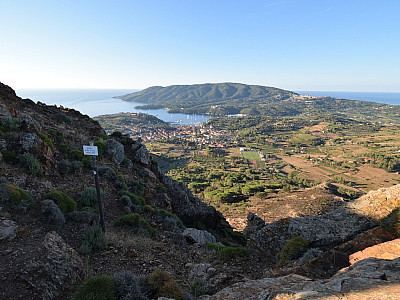 Der Ausblick auf Porto Azzurro und Capoliveri