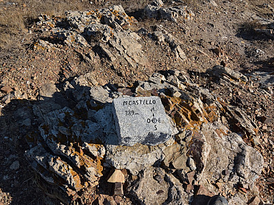 Gipfelmarkierung am Monte Castello