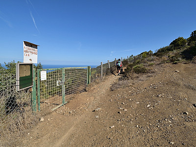 Am Zaun entlang gewinnen wir gemütlich an Höhe 