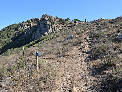 Hier halten wir uns wieder rechts und marschieren weiter Richtung Gipfel