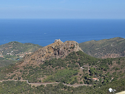 Das Castello del Volterraio vom Gipfel des Cima del Monte