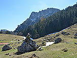 Felsblock mit Marterl vor der Gedererwand