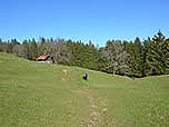 Vor einer Hütte orientieren wir uns leicht nach rechts