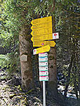 An der Forstdiensthütte biegen wir rechts ab...